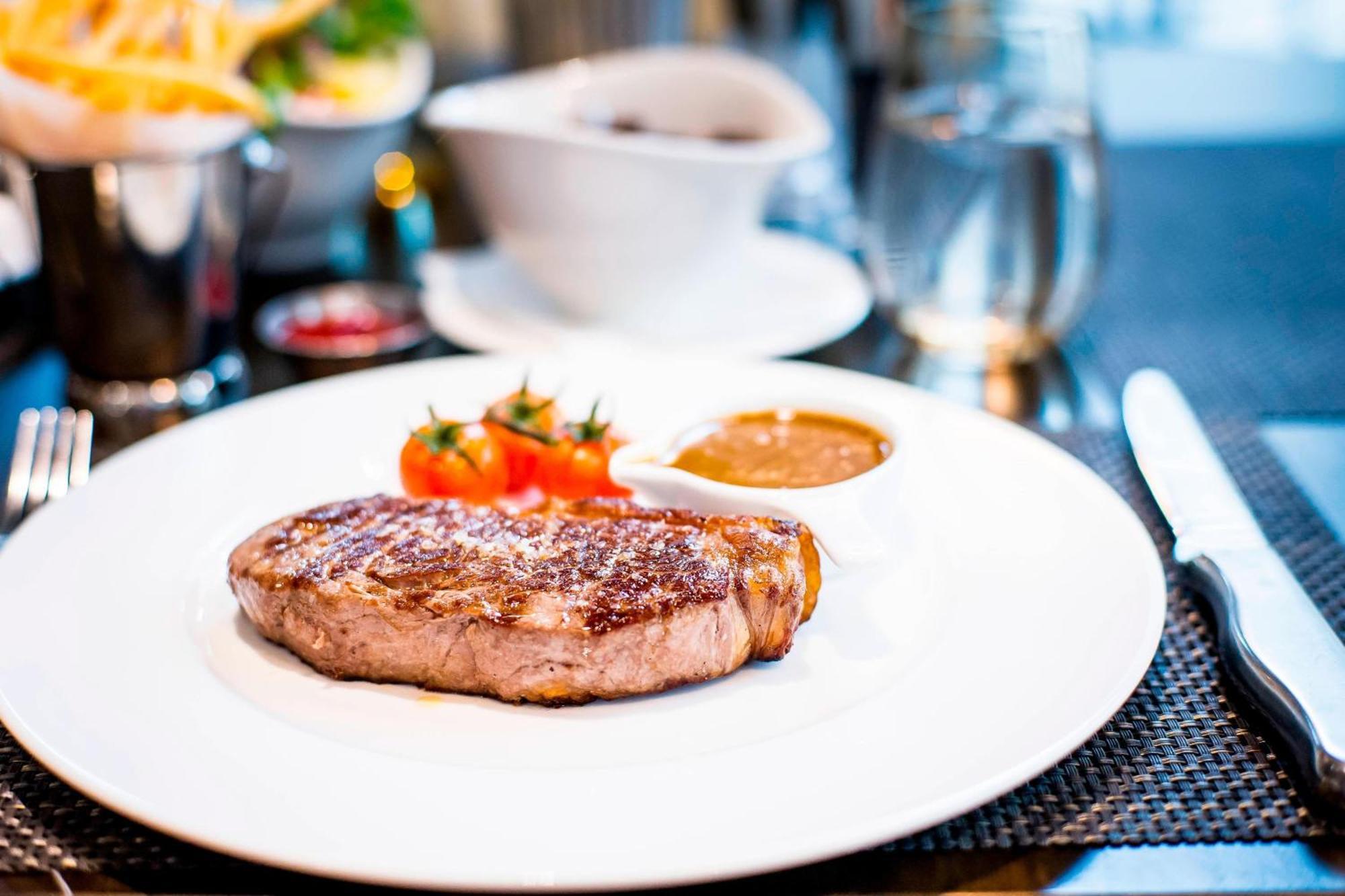 London Marriott Hotel Canary Wharf المظهر الخارجي الصورة A steak prepared in the French style
